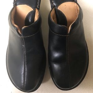 Born mules. Black leather size 9. 2 in heel.
